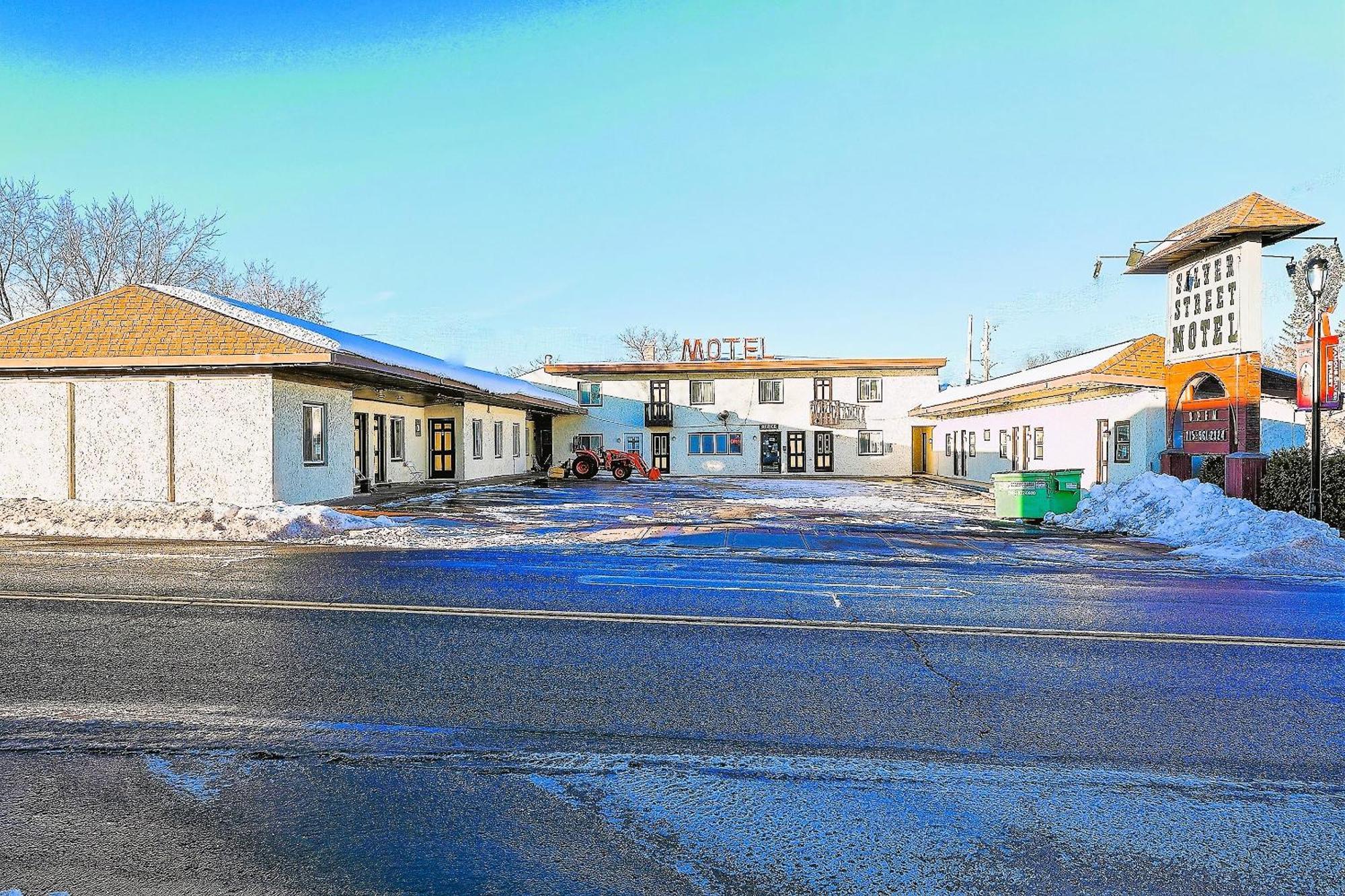 Love Hotels Silver Street By Oyo At Hurley Wi Exterior photo